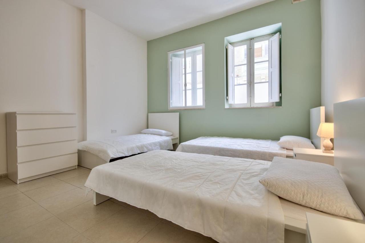 Azure Haven - Gzira Apartments And Penthouse By Shortletsmalta Esterno foto