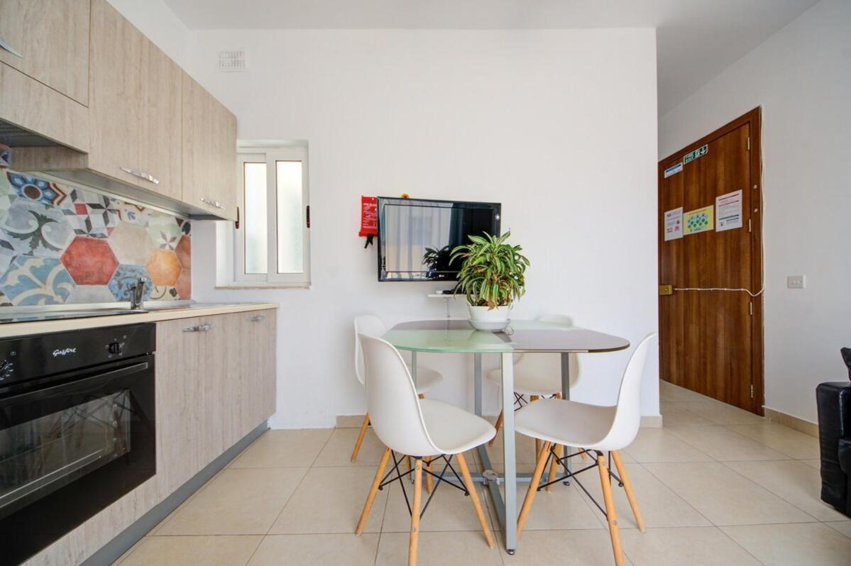 Azure Haven - Gzira Apartments And Penthouse By Shortletsmalta Camera foto