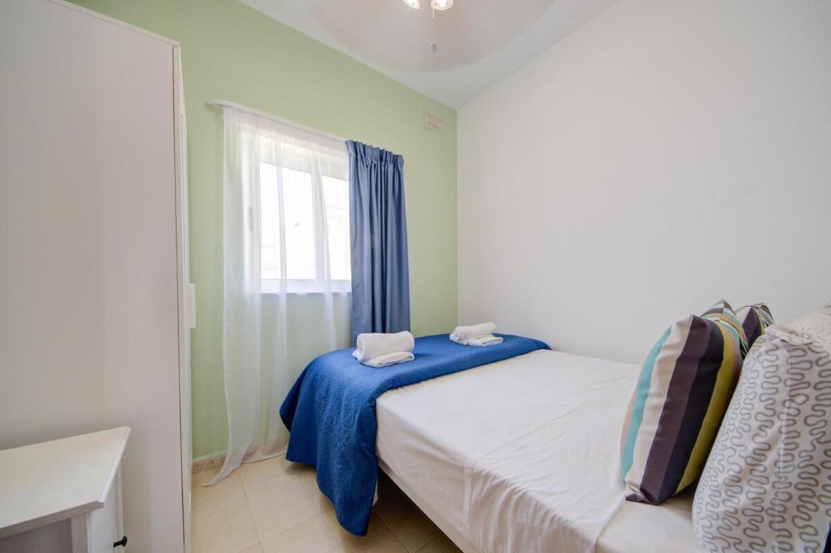 Azure Haven - Gzira Apartments And Penthouse By Shortletsmalta Camera foto