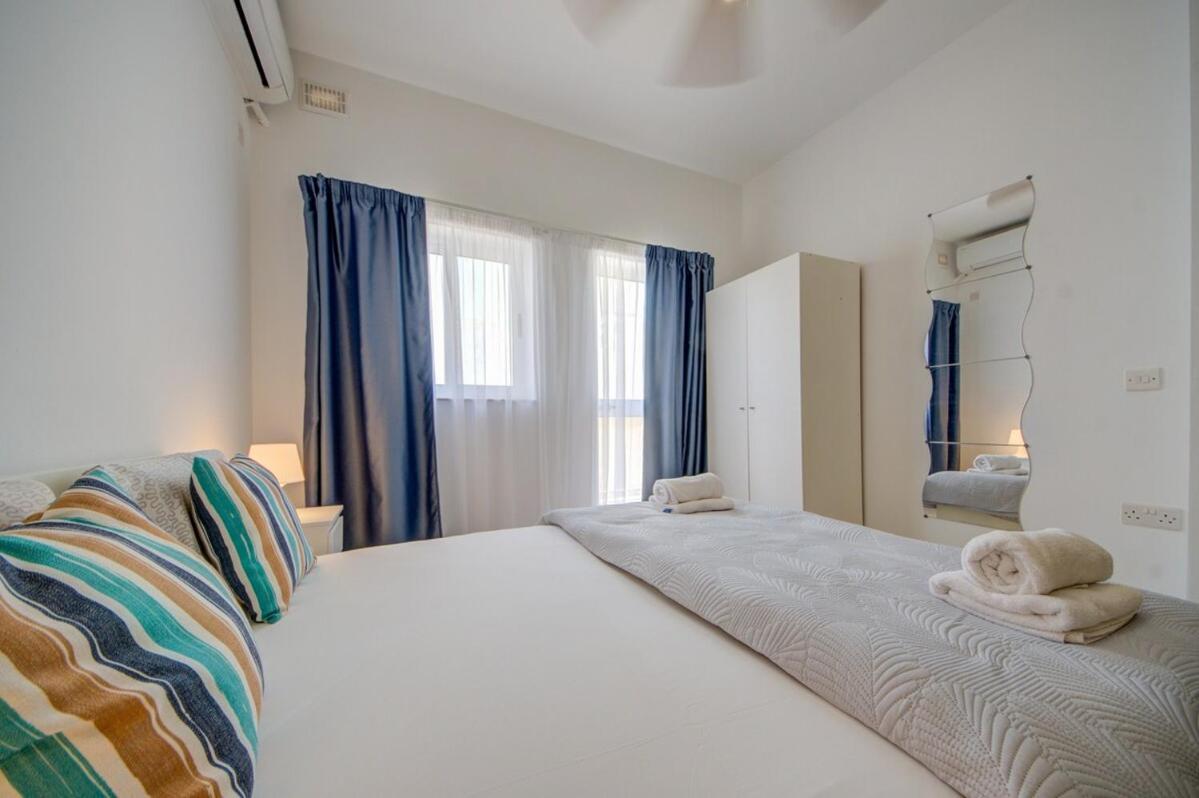 Azure Haven - Gzira Apartments And Penthouse By Shortletsmalta Camera foto