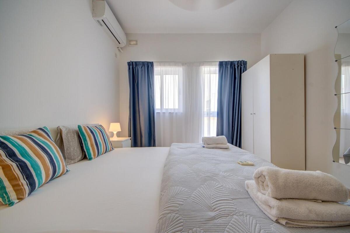 Azure Haven - Gzira Apartments And Penthouse By Shortletsmalta Camera foto