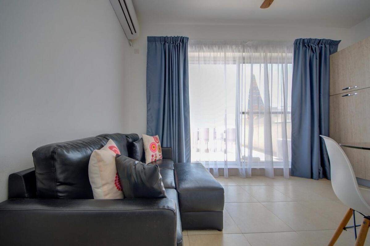 Azure Haven - Gzira Apartments And Penthouse By Shortletsmalta Camera foto