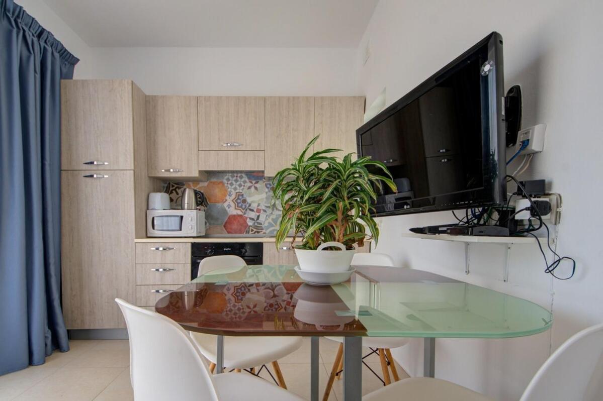 Azure Haven - Gzira Apartments And Penthouse By Shortletsmalta Camera foto